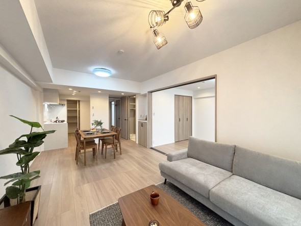 家族と過ごすひと時を優しく包み込むリビングダイニング。