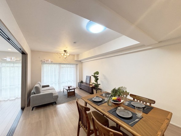 キッチンからはリビング全体が見渡せる設計。 小さなお子様が遊ぶ様子を見守りながらお料理ができますね。