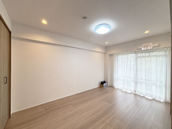 一日の疲れをいやしてくれる主寝室。時を忘れて過ごす場所として過ごせるお部屋です。