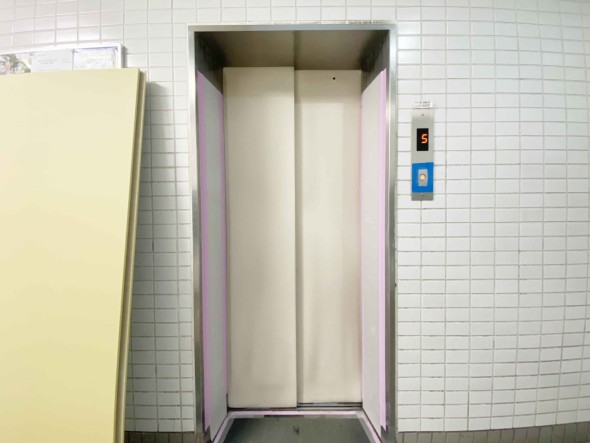 エレベーター付きのマンションです。