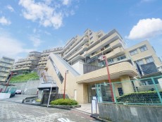 爽やかな青空の下に贅沢なほどに降り注ぐ陽光、豊かな居住性と、クオリティが見事に調和した住空間は、住まうことの喜びを感じさせてくれ