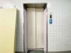 エレベーター付きのマンションです。