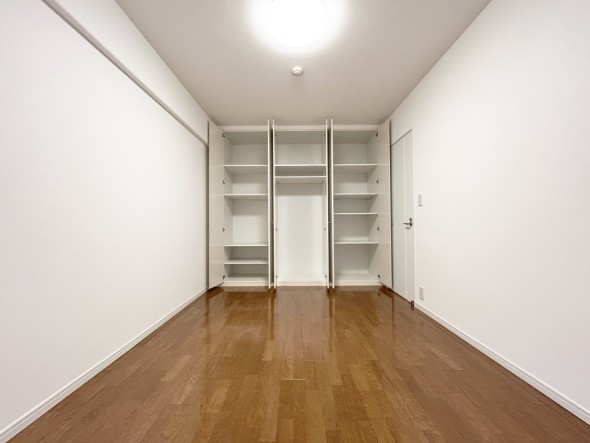 一日の疲れをいやしてくれる主寝室。時を忘れて過ごす場所として過ごせるお部屋です。