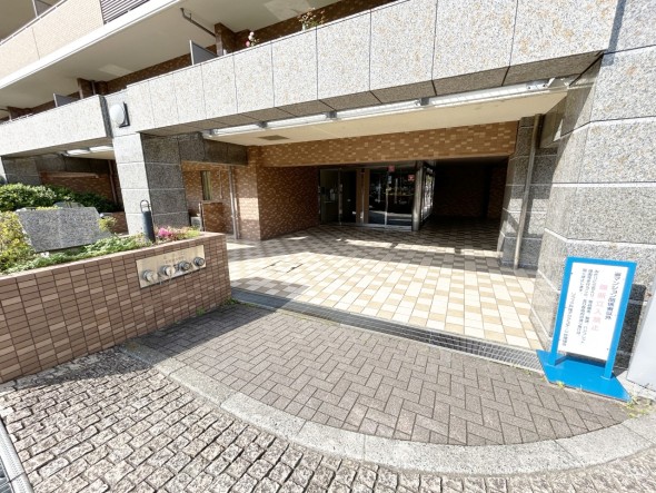 お客様をお迎えする玄関は落ち着いた雰囲気。帰り着くたびに洗練されたテイストの空間に迎えられ誇りと喜びを感じる玄関まわりです。