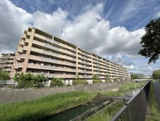爽やかな青空の下に贅沢なほどに降り注ぐ陽光、豊かな居住性と、クオリティが見事に調和した住空間は、住まうことの喜びを感じさせてくれ