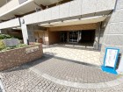 お客様をお迎えする玄関は落ち着いた雰囲気。帰り着くたびに洗練されたテイストの空間に迎えられ誇りと喜びを感じる玄関まわりです。