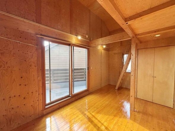 一日の疲れをいやしてくれる主寝室。時を忘れて過ごす場所として過ごせるお部屋です。