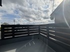 日差しの差し込むバルコニー
