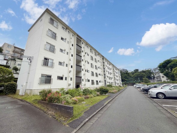 爽やかな青空の下に贅沢なほどに降り注ぐ陽光、豊かな居住性と、クオリティが見事に調和した住空間は、住まうことの喜びを感じさせてくれ