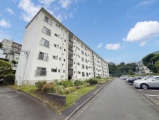 爽やかな青空の下に贅沢なほどに降り注ぐ陽光、豊かな居住性と、クオリティが見事に調和した住空間は、住まうことの喜びを感じさせてくれ