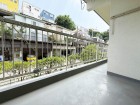 気持ちのいい空が見渡せる広いバルコニー。