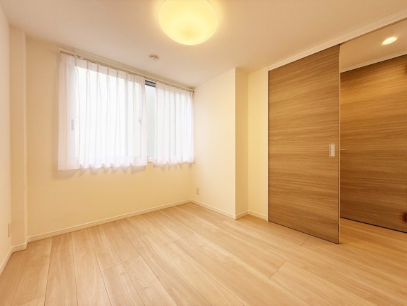 洋室4.5帖。フローリングの部屋は清潔感があり、日々のお掃除も楽で助かります。