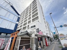 爽やかな青空の下に贅沢なほどに降り注ぐ陽光、豊かな居住性と、クオリティが見事に調和した住空間は、住まうことの喜びを感じさせてくれ