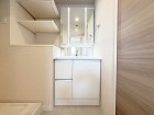 十分な大きさの洗面台は、身だしなみチェックや歯磨きなど、朝の慌ただしい時間でも余裕とゆとりを感じて頂けます。