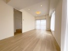 自然光が入りやすい明るいダイニング。
