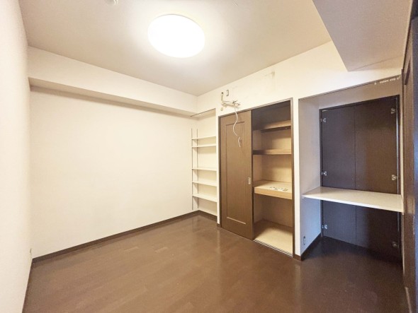 洋室5.5帖。フローリングの部屋は清潔感があり、日々のお掃除も楽で助かります。