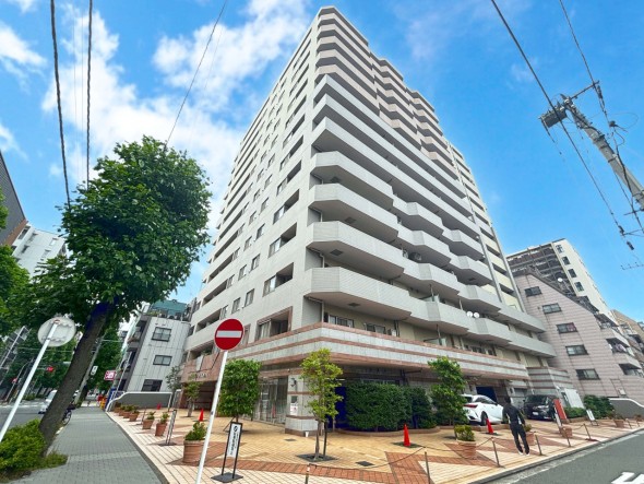 マンション外観。生活利便性に優れた立地環境。