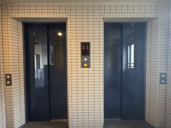 エレベーター付きのマンションです。