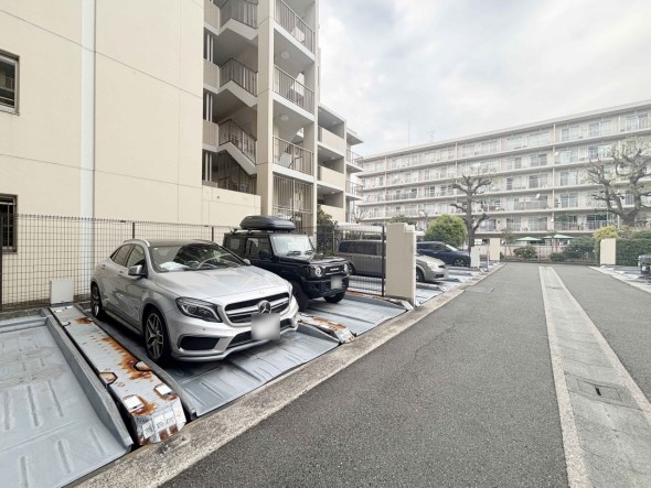 敷地内駐車場がございます。空き状況等に関しましてはお気軽にお問い合わせください。