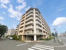 爽やかな青空の下に贅沢なほどに降り注ぐ陽光、豊かな居住性と、クオリティが見事に調和した住空間は、住まうことの喜びを感じさせてくれ