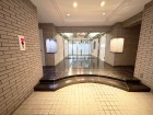 お客様をお迎えする玄関は落ち着いた雰囲気。帰り着くたびに洗練されたテイストの空間に迎えられ誇りと喜びを感じる玄関まわりです。