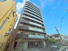 マンション外観。生活利便性に優れた立地環境。
