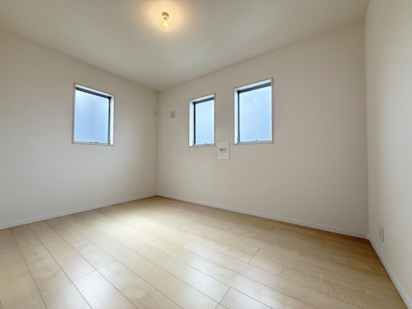 フローリングの部屋は清潔感があり、日々のお掃除も楽で助かりますね！