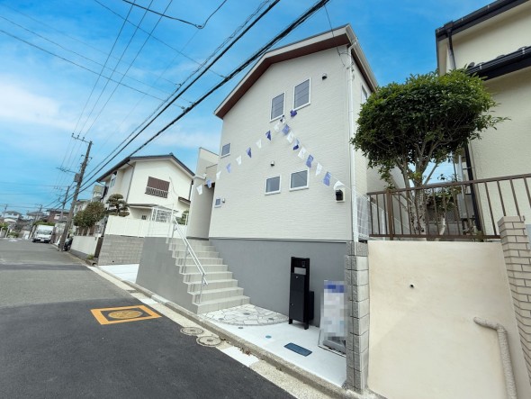 爽やかな青空の下に贅沢なほどに降り注ぐ陽光、豊かな居住性と、クオリティが見事に調和した住空間は、住まうことの喜びを感じさせてくれ