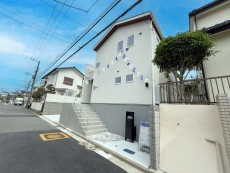 爽やかな青空の下に贅沢なほどに降り注ぐ陽光、豊かな居住性と、クオリティが見事に調和した住空間は、住まうことの喜びを感じさせてくれ