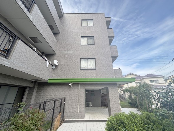 爽やかな青空の下に贅沢なほどに降り注ぐ陽光、豊かな居住性と、クオリティが見事に調和した住空間は、住まうことの喜びを感じさせてくれ