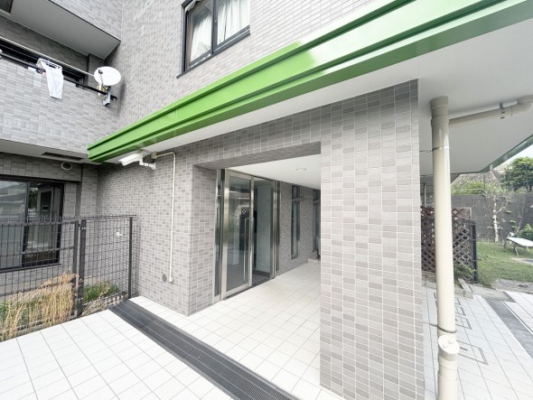 お客様をお迎えする玄関は落ち着いた雰囲気。帰り着くたびに洗練されたテイストの空間に迎えられ誇りと喜びを感じる玄関まわりです。