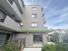 爽やかな青空の下に贅沢なほどに降り注ぐ陽光、豊かな居住性と、クオリティが見事に調和した住空間は、住まうことの喜びを感じさせてくれ