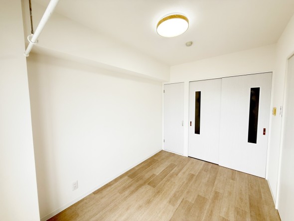 フローリングの部屋は清潔感があり、日々のお掃除も楽で助かりますね！