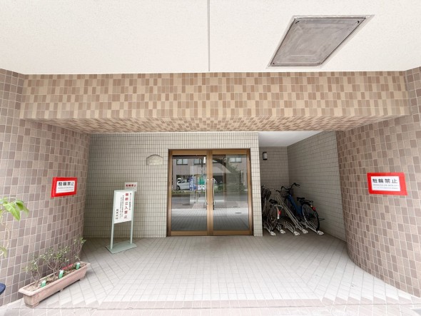 お客様をお迎えする玄関は落ち着いた雰囲気。帰り着くたびに洗練されたテイストの空間に迎えられ誇りと喜びを感じる玄関まわりです。