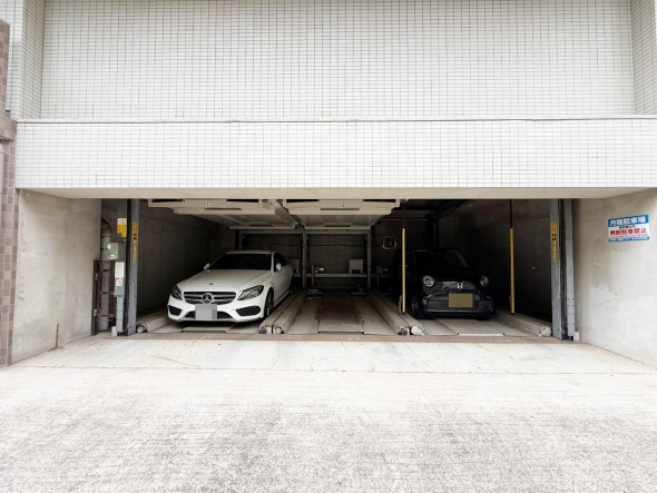 敷地内駐車場がございます。空き状況等に関しましてはお気軽にお問い合わせください。