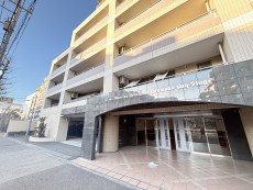 爽やかな青空の下に贅沢なほどに降り注ぐ陽光、豊かな居住性と、クオリティが見事に調和した住空間は、住まうことの喜びを感じさせてくれ