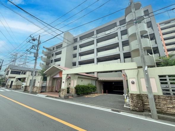 マンション外観。生活利便性に優れた立地環境。
