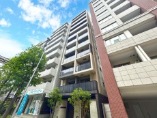マンション外観。生活利便性に優れた立地環境。