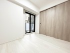 洋室4.9帖。フローリングの部屋は清潔感があり、日々のお掃除も楽で助かります。