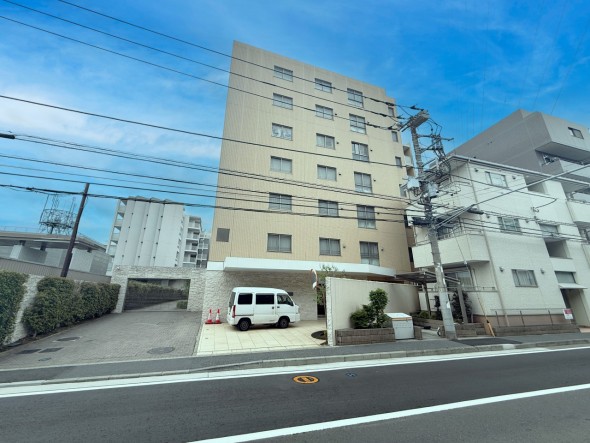 爽やかな青空の下に贅沢なほどに降り注ぐ陽光、豊かな居住性と、クオリティが見事に調和した住空間は、住まうことの喜びを感じさせてくれ