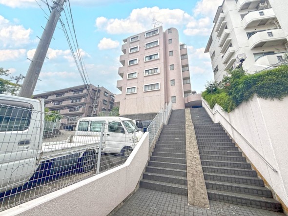 周辺は閑静な住宅街につき落ち着いた環境です。
