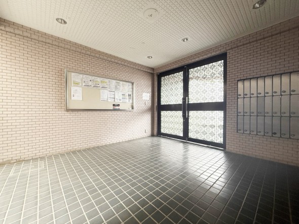 お客様をお迎えするエントランスは落ち着いた雰囲気。