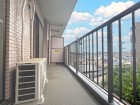 気持ちのいい空が見渡せる広いバルコニー。