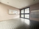 お客様をお迎えするエントランスは落ち着いた雰囲気。