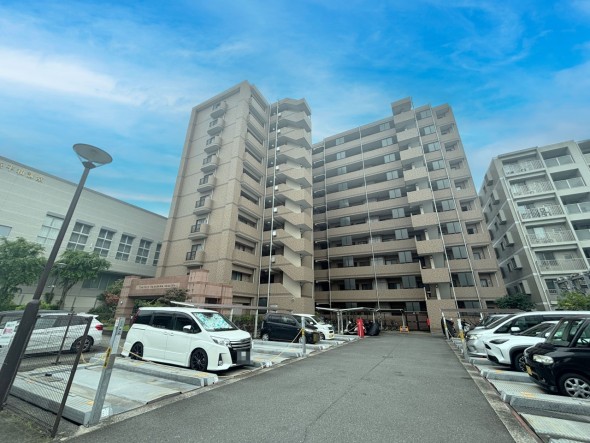 爽やかな青空の下に贅沢なほどに降り注ぐ陽光、豊かな居住性と、クオリティが見事に調和した住空間は、住まうことの喜びを感じさせてくれ