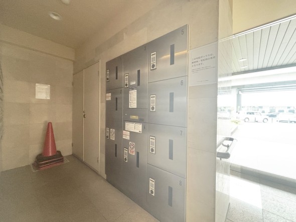 宅配ボックスがあるためご不在時であってもお帰りの際に大きな荷物をお受け取りいただけます。