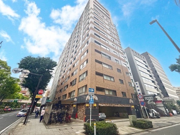 マンション外観。生活利便性に優れた立地環境。