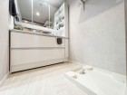 真っ白な洗面台で、気持ちの良い朝を迎えられそうです。