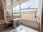 日差しの差し込むバルコニー
