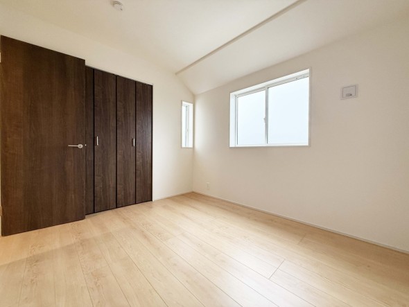 洋室5.2帖。フローリングの部屋は清潔感があり、日々のお掃除も楽で助かります。